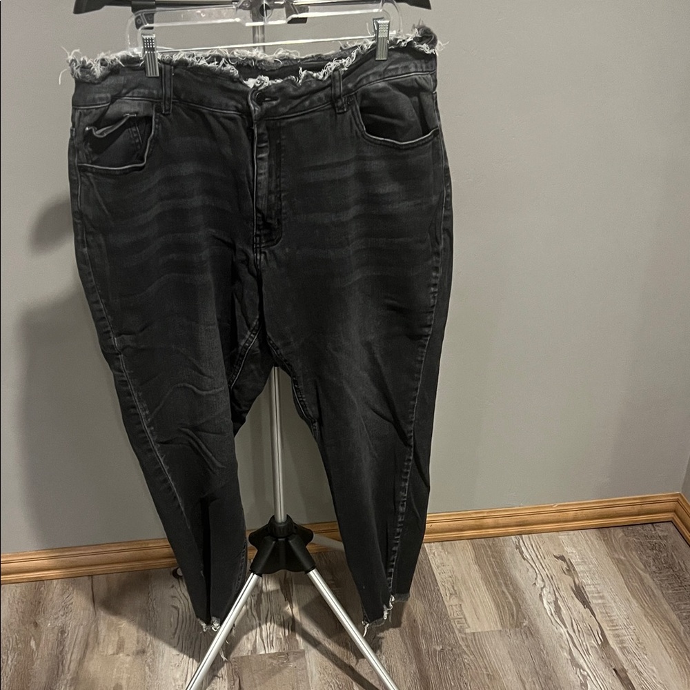 Edgy Black Frayed Hem Boyfriend Jeans (329)